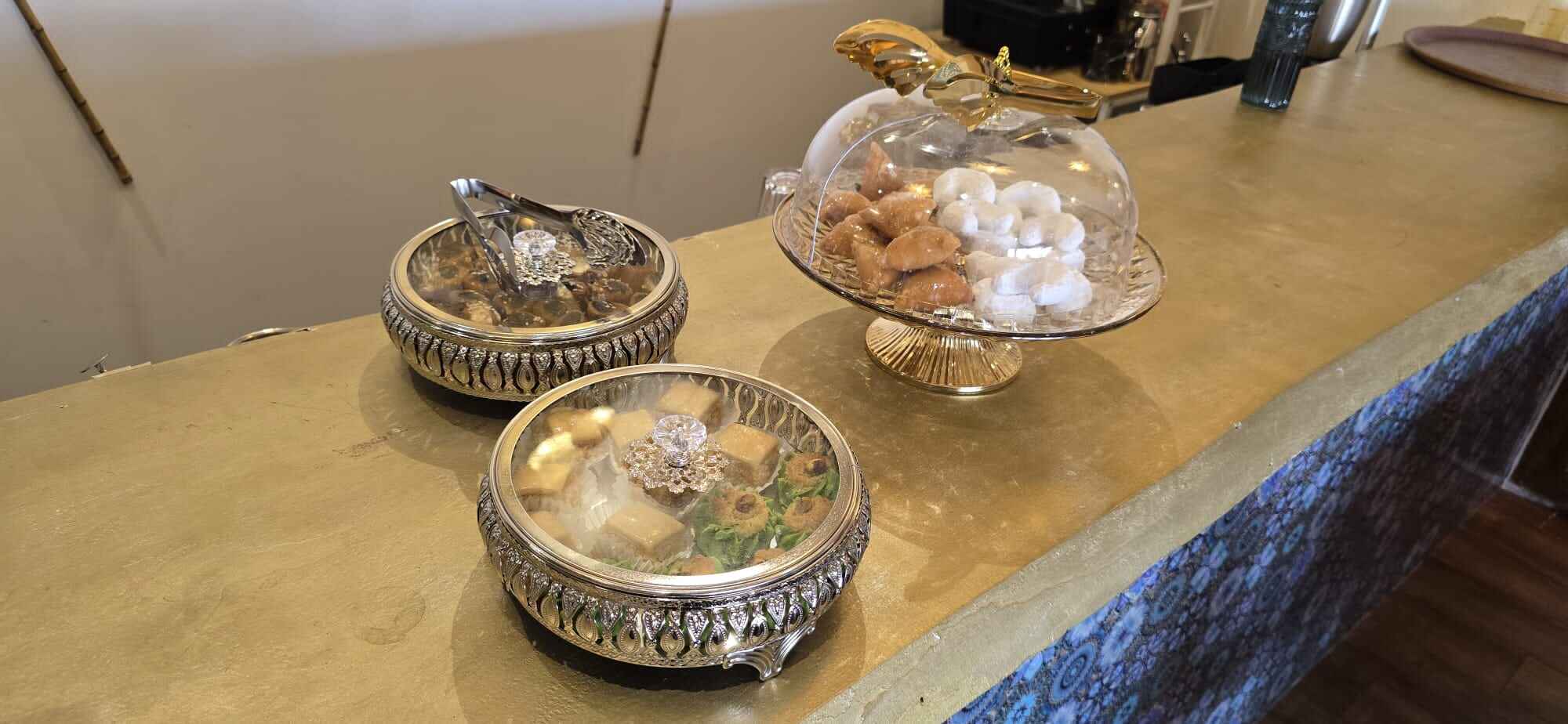 Images des douceurs marocaines proposées au comptoir du restaurant