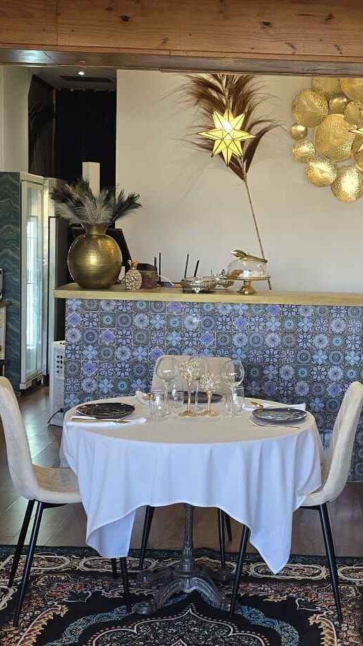 Une photo d'une partie de la salle du restaurant Shéhérazade
