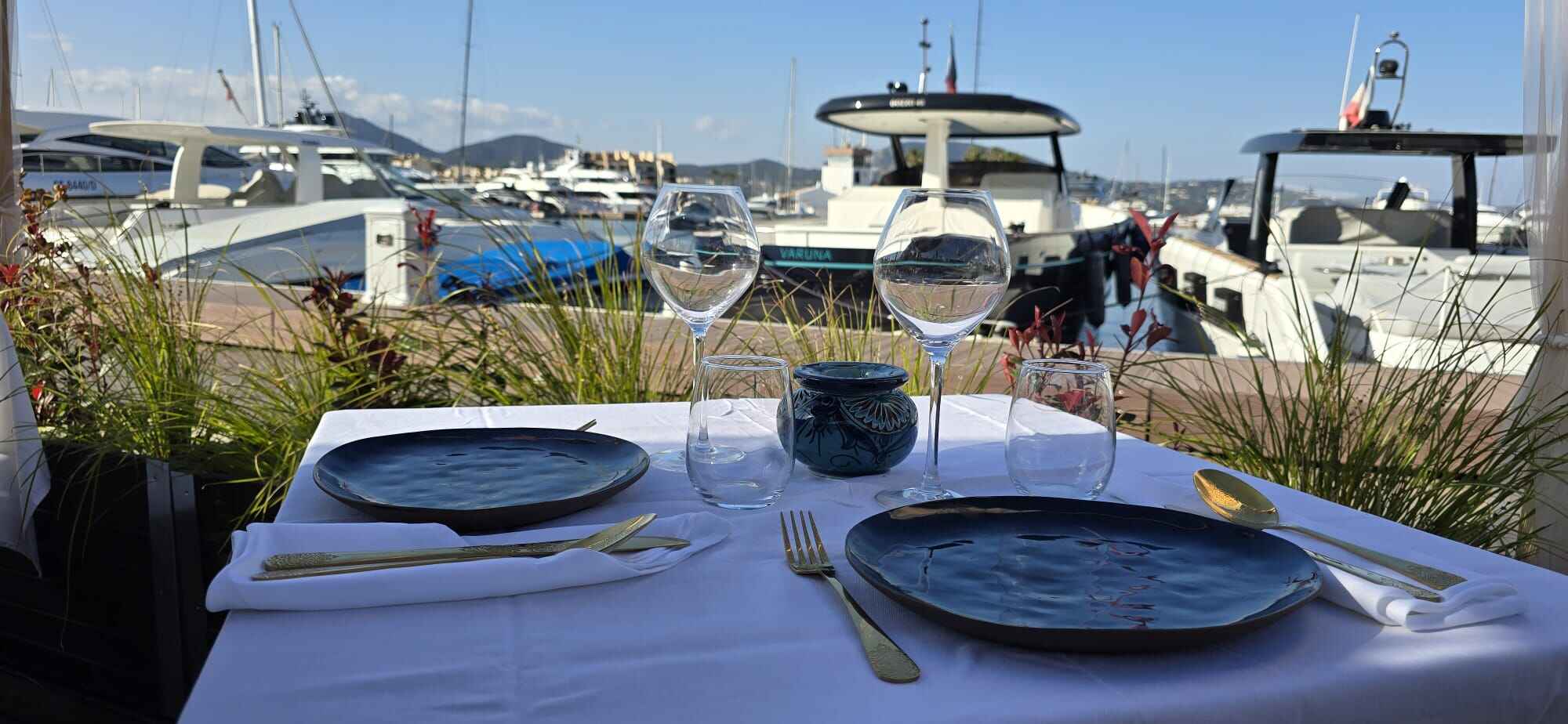 Table en terrasse sur le port
