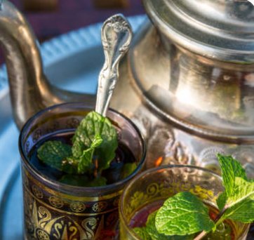Une photo de théière et de tasse de thé à la menthe 